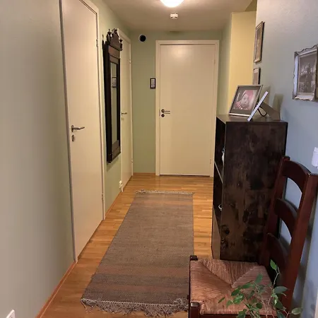 Cozy And 3 Bedroom Apartment *